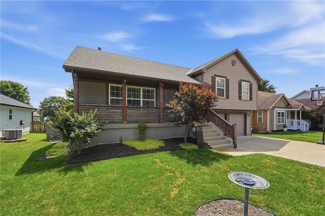 813 SW WOODLAND Drive, Grain Valley, MO 64029