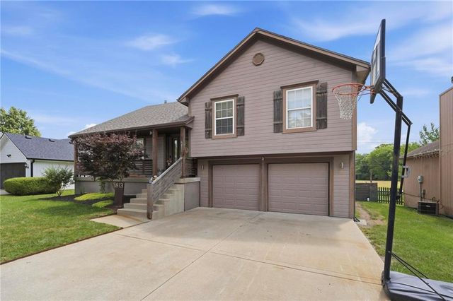 813 SW WOODLAND Drive, Grain Valley, MO 64029