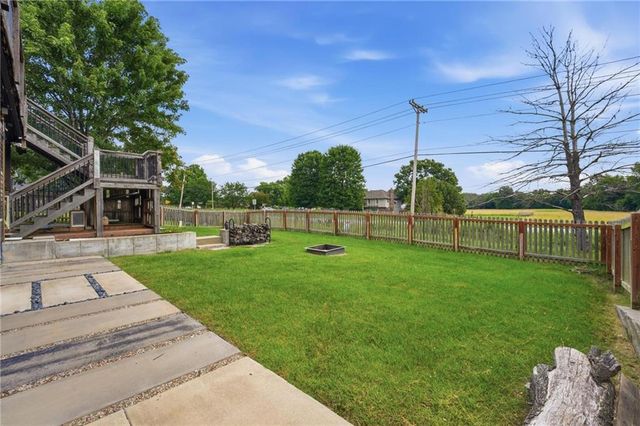 813 SW WOODLAND Drive, Grain Valley, MO 64029