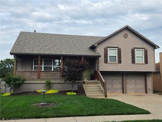 813 WOODLAND Drive, Grain Valley, MO 64029