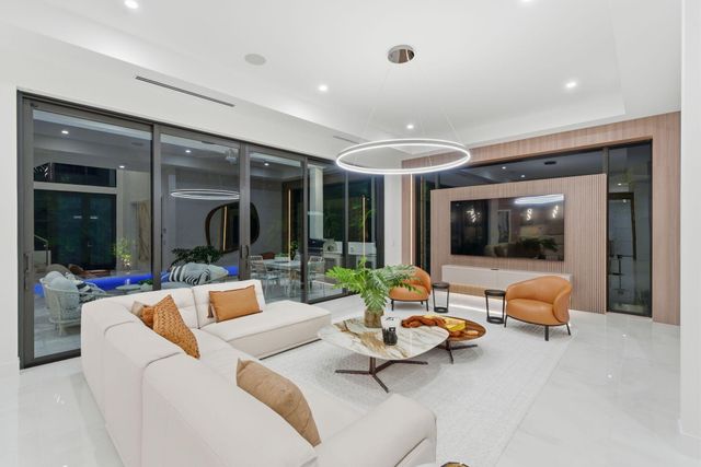 1050 NE 3rd Avenue, Boca Raton, FL 33432