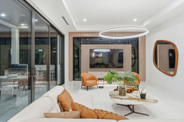 1050 NE 3rd Avenue, Boca Raton, FL 33432