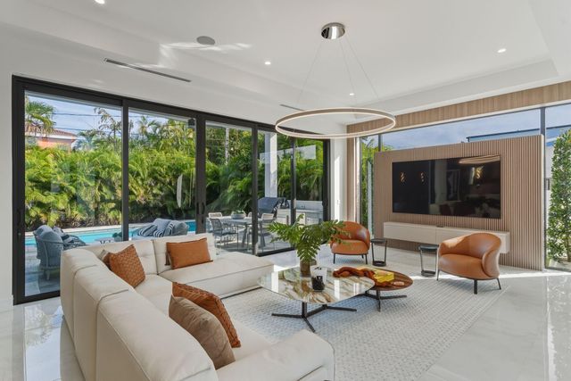 1050 NE 3rd Avenue, Boca Raton, FL 33432