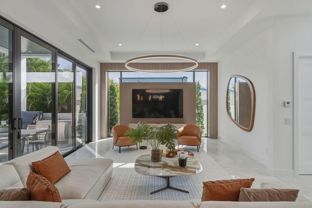 1050 NE 3rd Avenue, Boca Raton, FL 33432