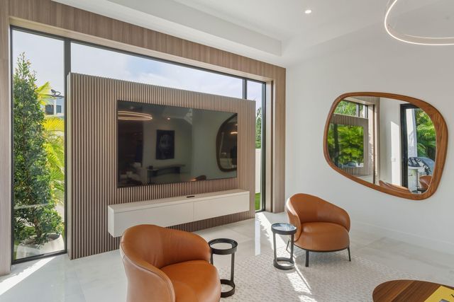 1050 NE 3rd Avenue, Boca Raton, FL 33432