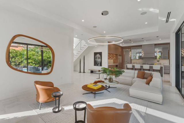 1050 NE 3rd Avenue, Boca Raton, FL 33432