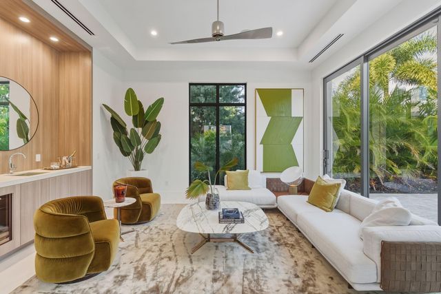 1050 NE 3rd Avenue, Boca Raton, FL 33432