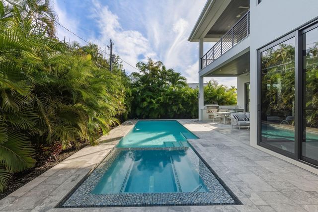 1050 NE 3rd Avenue, Boca Raton, FL 33432