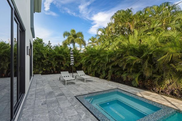 1050 NE 3rd Avenue, Boca Raton, FL 33432