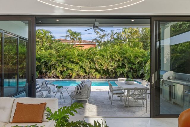 1050 NE 3rd Avenue, Boca Raton, FL 33432