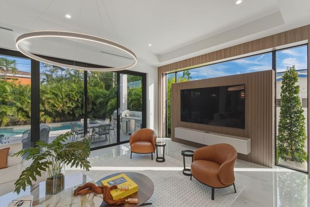 1050 NE 3rd Avenue, Boca Raton, FL 33432