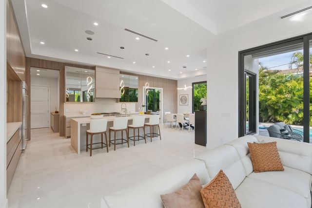 1050 NE 3rd Avenue, Boca Raton, FL 33432