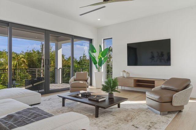 1050 NE 3rd Avenue, Boca Raton, FL 33432