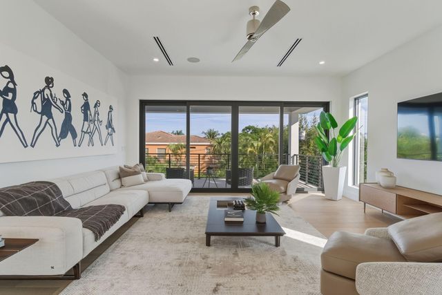 1050 NE 3rd Avenue, Boca Raton, FL 33432