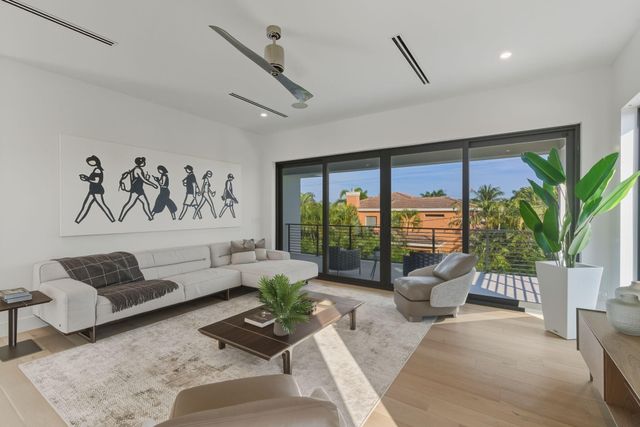 1050 NE 3rd Avenue, Boca Raton, FL 33432