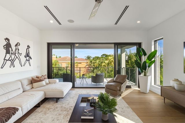 1050 NE 3rd Avenue, Boca Raton, FL 33432