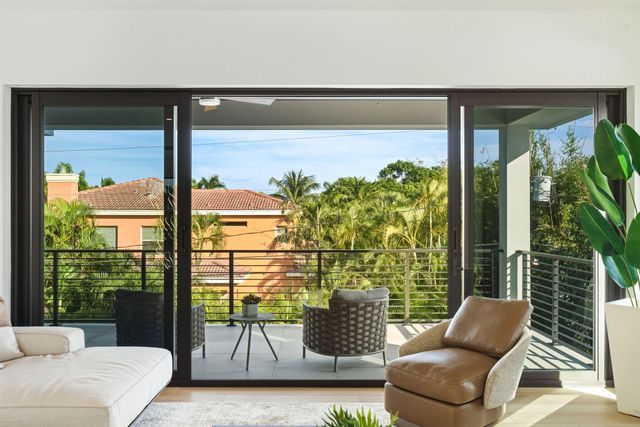 1050 NE 3rd Avenue, Boca Raton, FL 33432