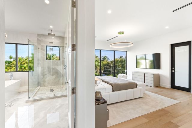 1050 NE 3rd Avenue, Boca Raton, FL 33432