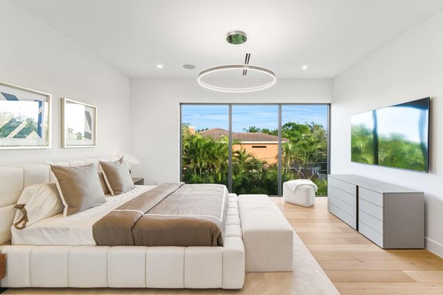 1050 NE 3rd Avenue, Boca Raton, FL 33432