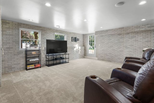 27069 W FOX RIVER Road, Cary, IL 60013