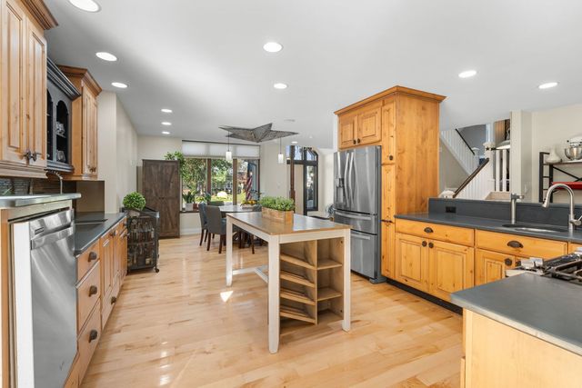 27069 W FOX RIVER Road, Cary, IL 60013