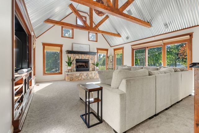 27069 W FOX RIVER Road, Cary, IL 60013
