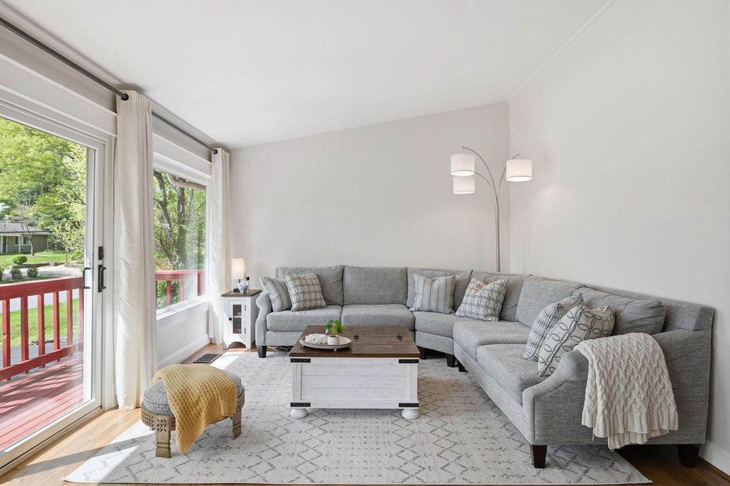 Image 2 of property listing at 9825 BETTEKER LANE, Potomac, MD 20854