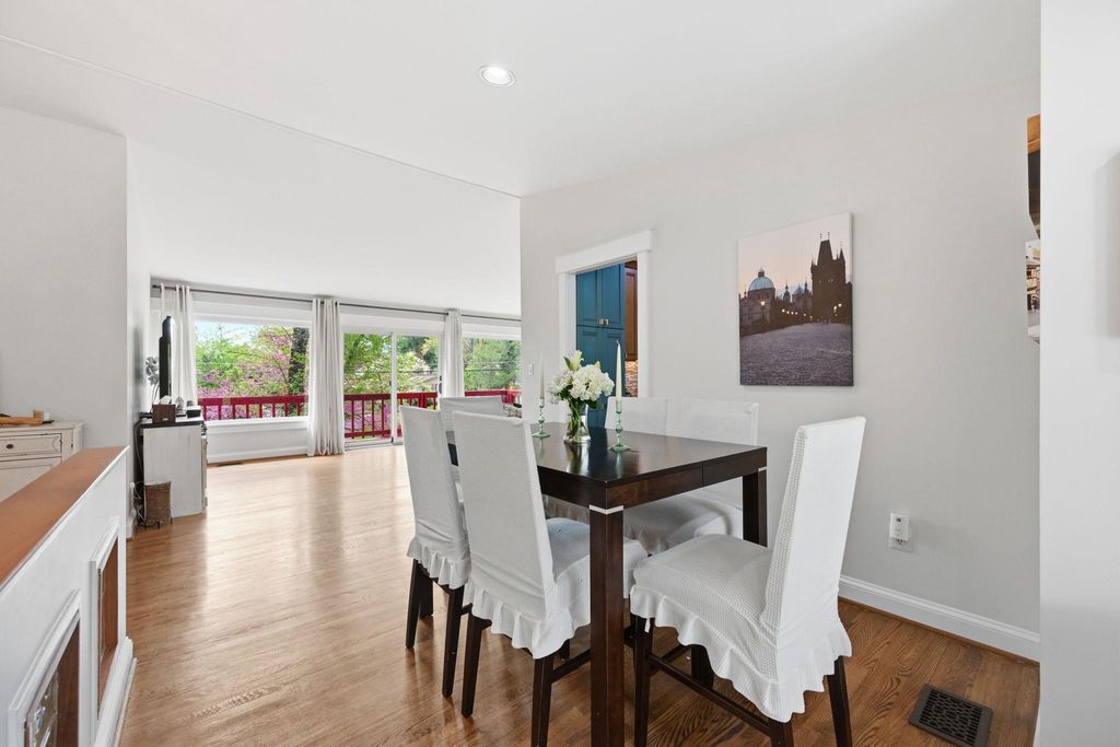 Image 11 of property listing at 9825 BETTEKER LANE, Potomac, MD 20854