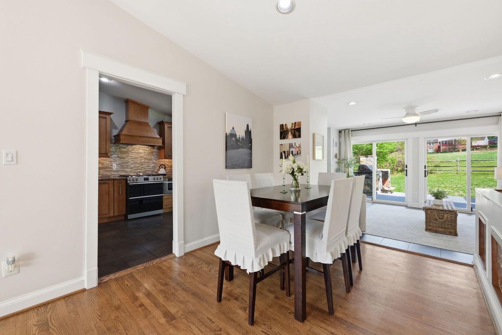 Image 12 of property listing at 9825 BETTEKER LANE, Potomac, MD 20854