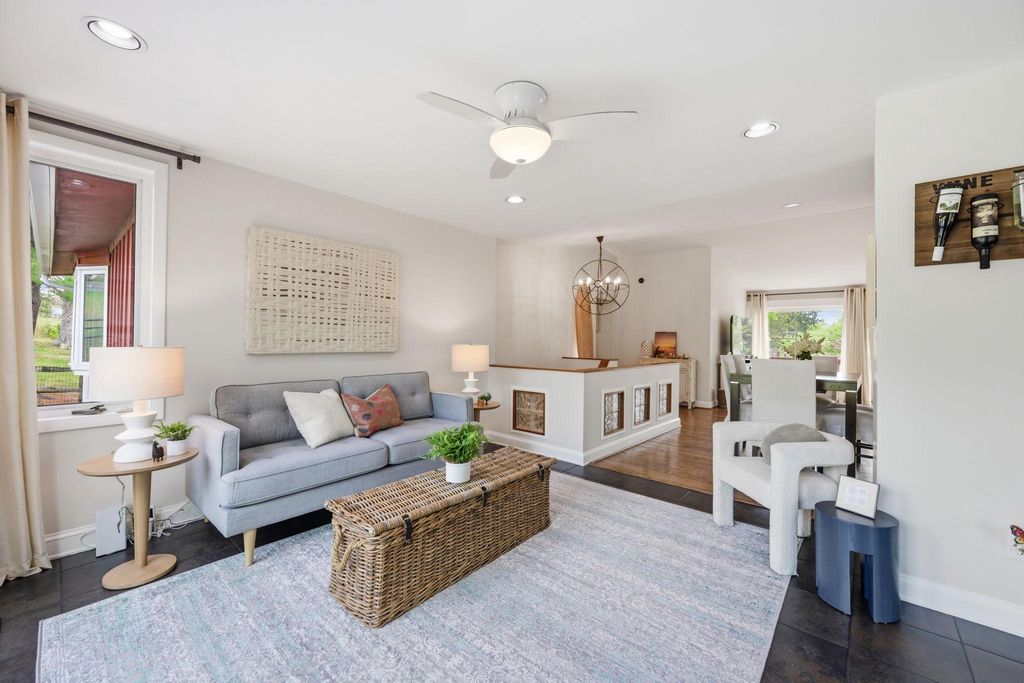 Image 13 of property listing at 9825 BETTEKER LANE, Potomac, MD 20854