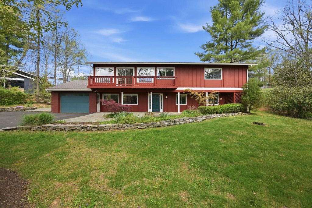 Image 15 of property listing at 9825 BETTEKER LANE, Potomac, MD 20854