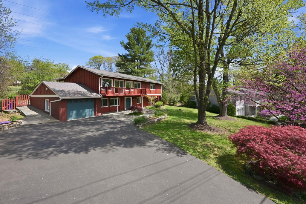 Image 16 of property listing at 9825 BETTEKER LANE, Potomac, MD 20854