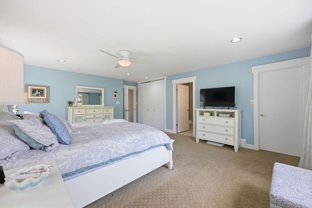 Image 19 of property listing at 9825 BETTEKER LANE, Potomac, MD 20854