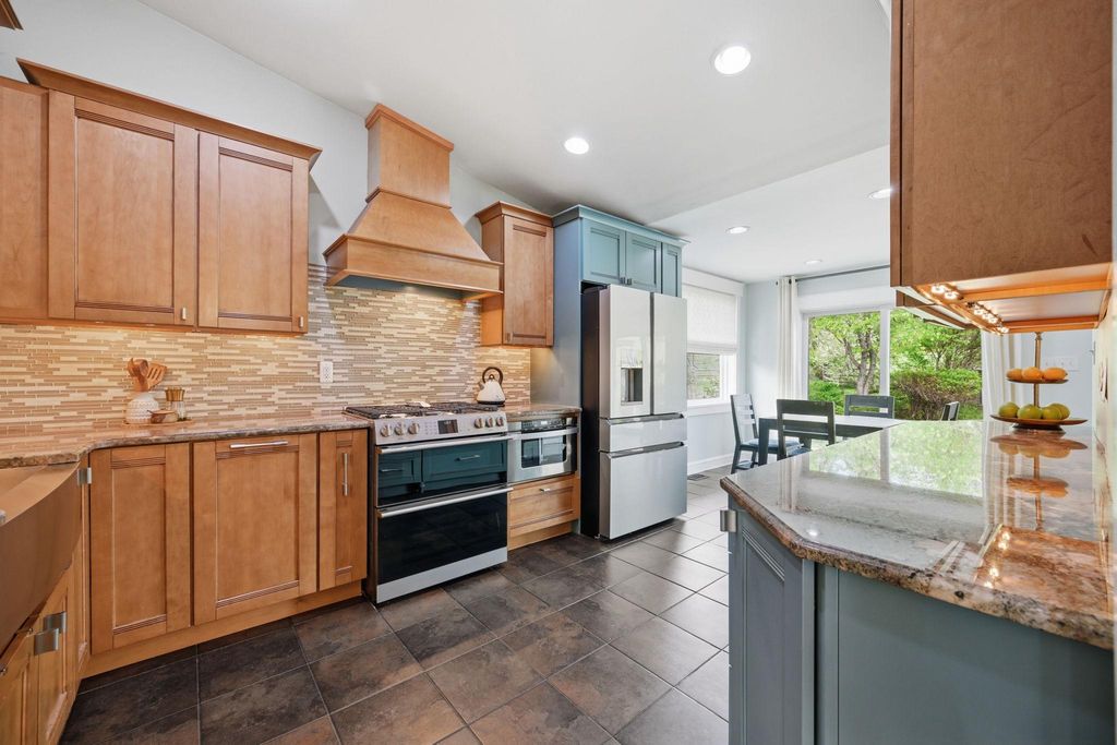 Image 3 of property listing at 9825 BETTEKER LANE, Potomac, MD 20854