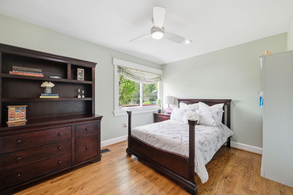 Image 25 of property listing at 9825 BETTEKER LANE, Potomac, MD 20854