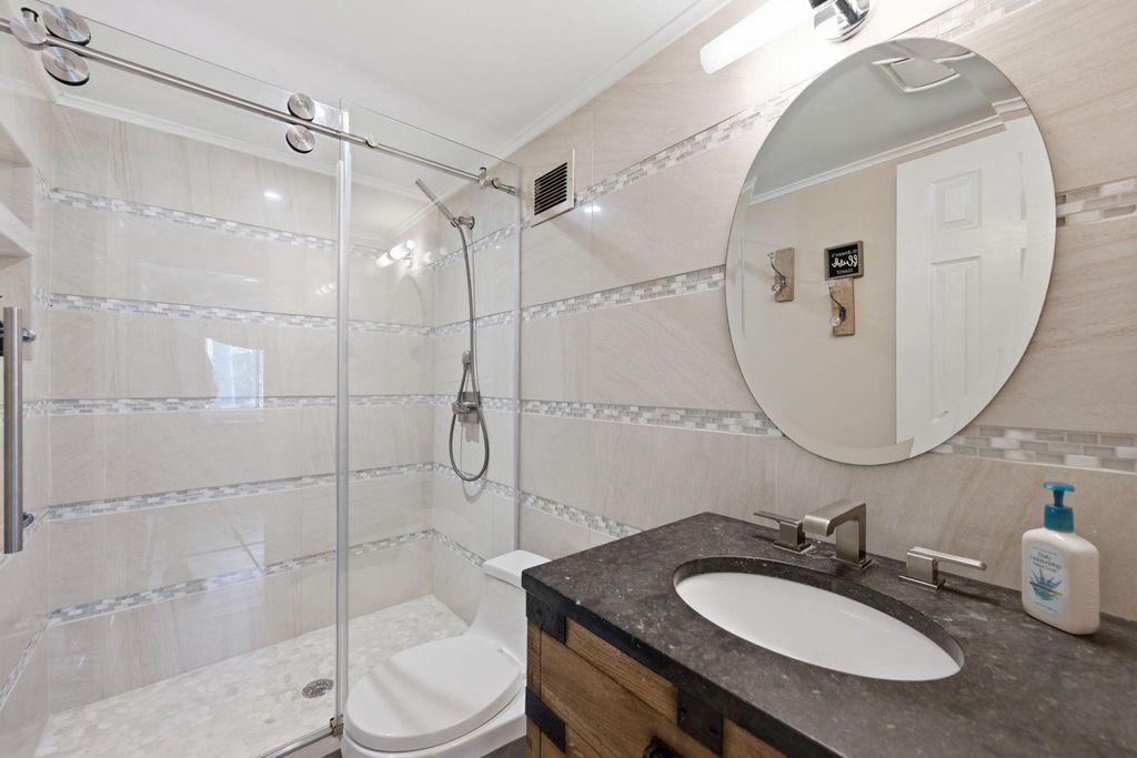 Image 30 of property listing at 9825 BETTEKER LANE, Potomac, MD 20854