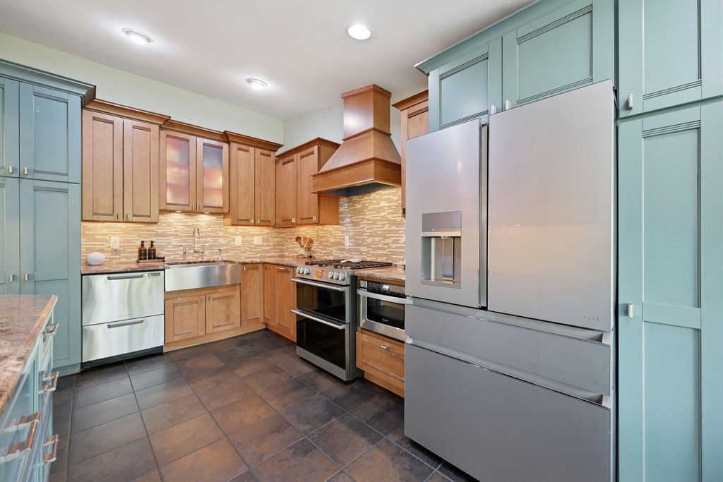 Image 4 of property listing at 9825 BETTEKER LANE, Potomac, MD 20854