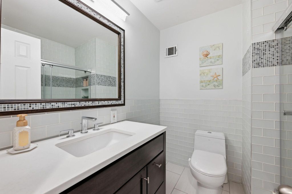 Image 31 of property listing at 9825 BETTEKER LANE, Potomac, MD 20854