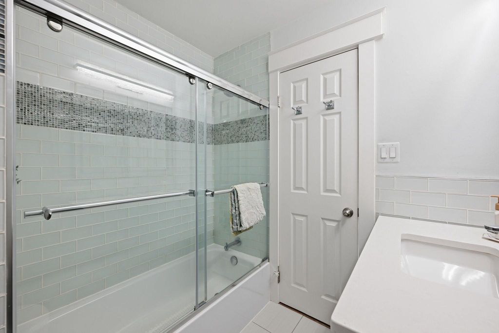 Image 32 of property listing at 9825 BETTEKER LANE, Potomac, MD 20854