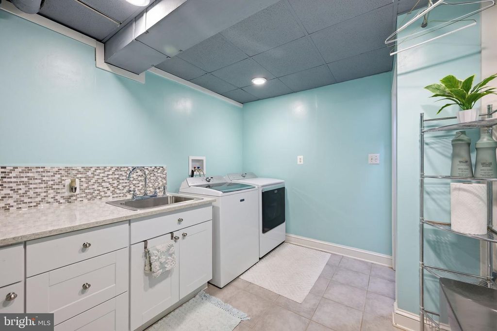 Image 33 of property listing at 9825 BETTEKER LANE, Potomac, MD 20854