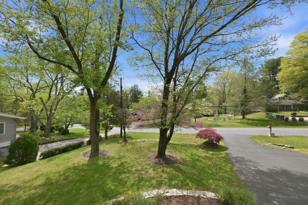 Image 34 of property listing at 9825 BETTEKER LANE, Potomac, MD 20854