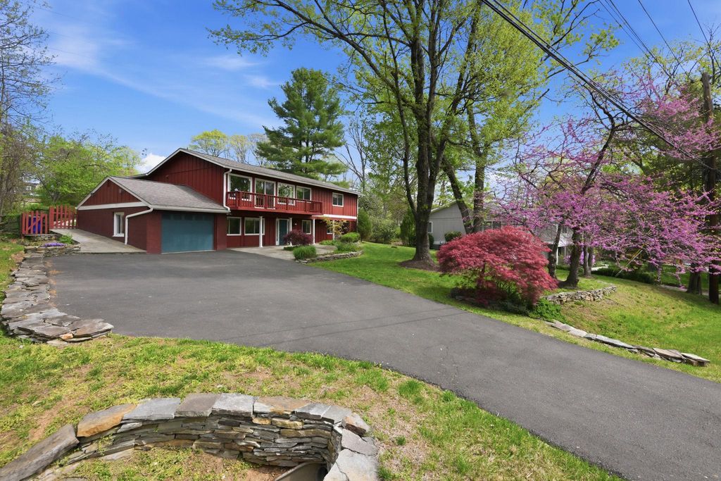 Image 37 of property listing at 9825 BETTEKER LANE, Potomac, MD 20854