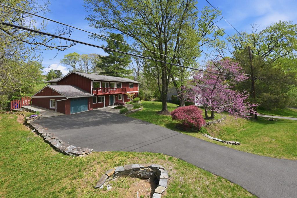 Image 38 of property listing at 9825 BETTEKER LANE, Potomac, MD 20854