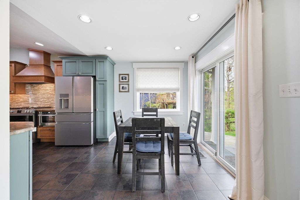 Image 5 of property listing at 9825 BETTEKER LANE, Potomac, MD 20854