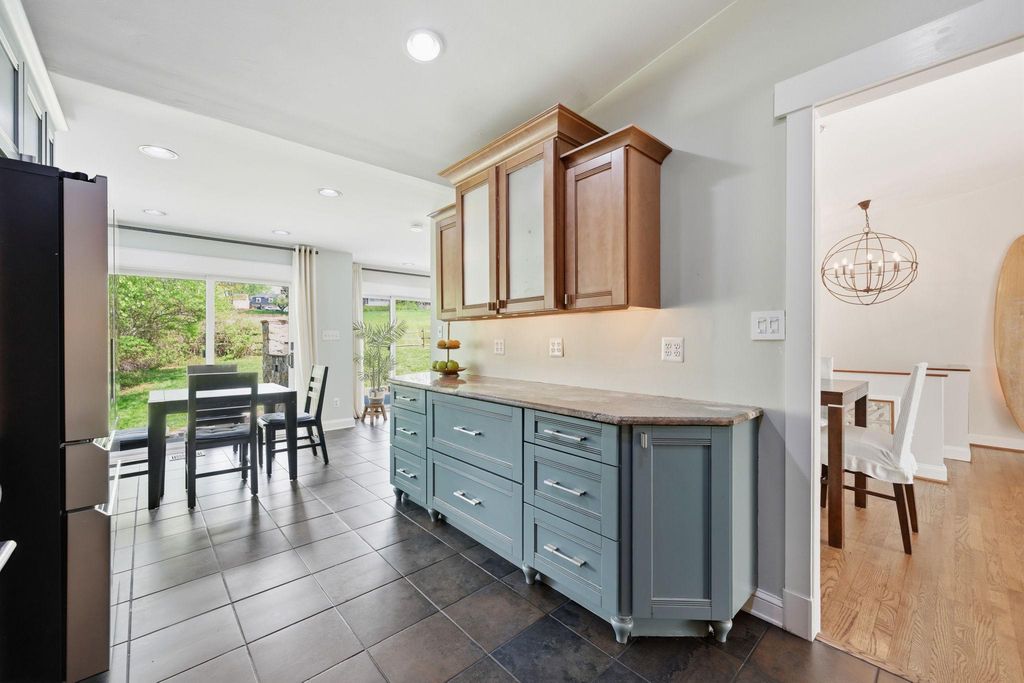 Image 7 of property listing at 9825 BETTEKER LANE, Potomac, MD 20854