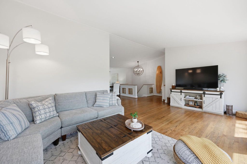 Image 10 of property listing at 9825 BETTEKER LANE, Potomac, MD 20854