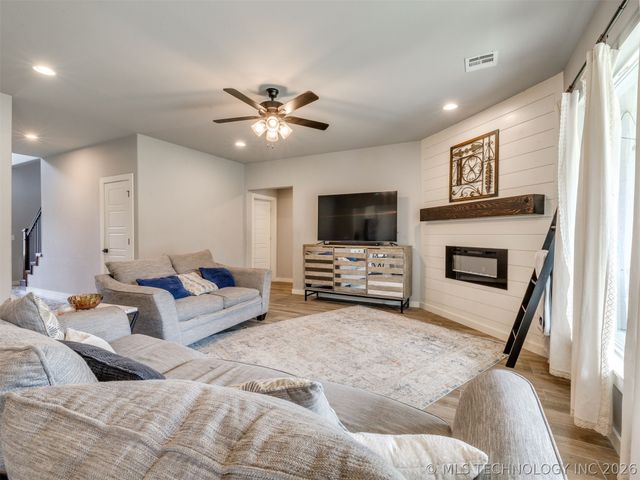 18982 Woodland Road, Catoosa, OK 74015