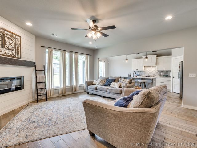 18982 Woodland Road, Catoosa, OK 74015