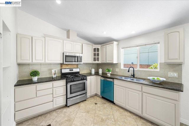 2170 Ralmar Ave, East Palo Alto, CA 94303