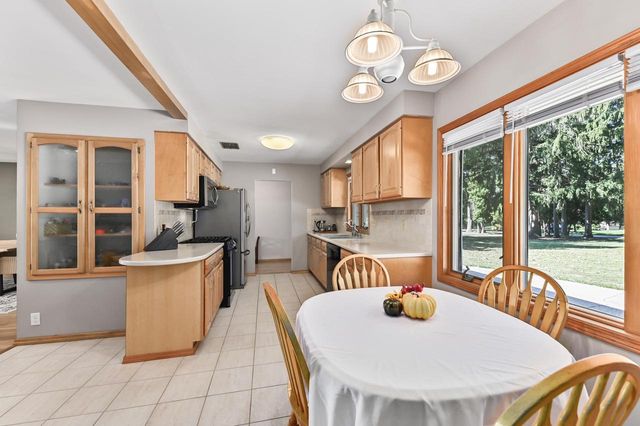 5319 W Sunnyside DRIVE, Mequon, WI 53092